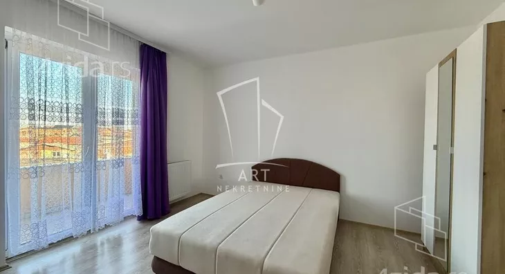 Šestoiposoban stan | 4zida