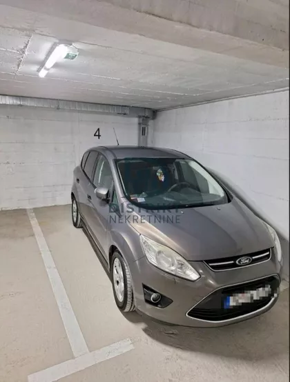 Ekonomski/Pravni Fakultet | 4zida.rs
