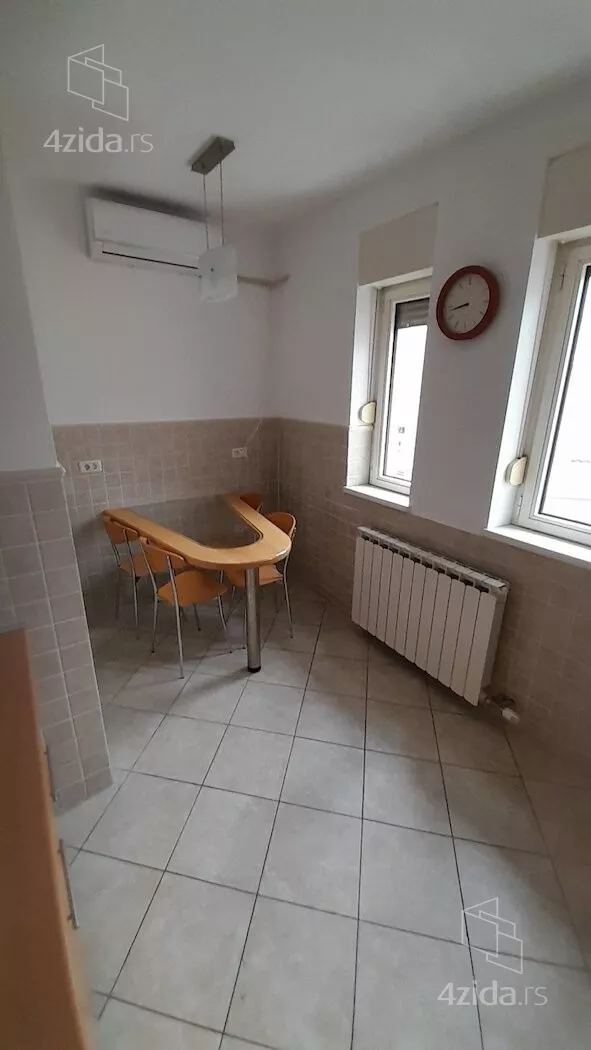 Četvoroiposoban stan | 4zida
