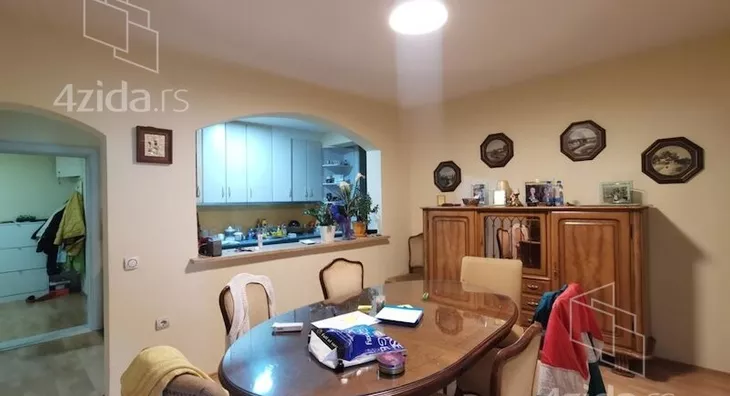 Poslovna zgrada | 4zida