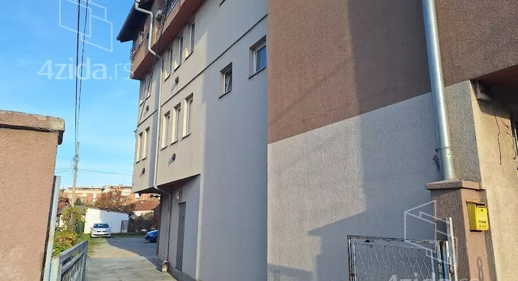 Poslovna zgrada | 4zida