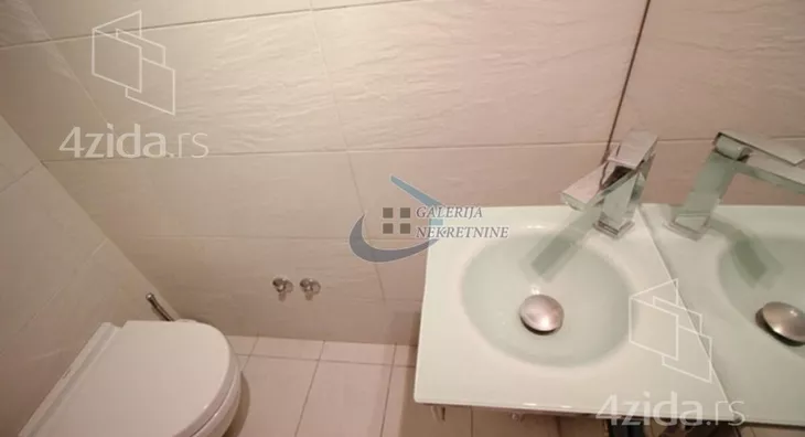 Šestosoban stan | 4zida