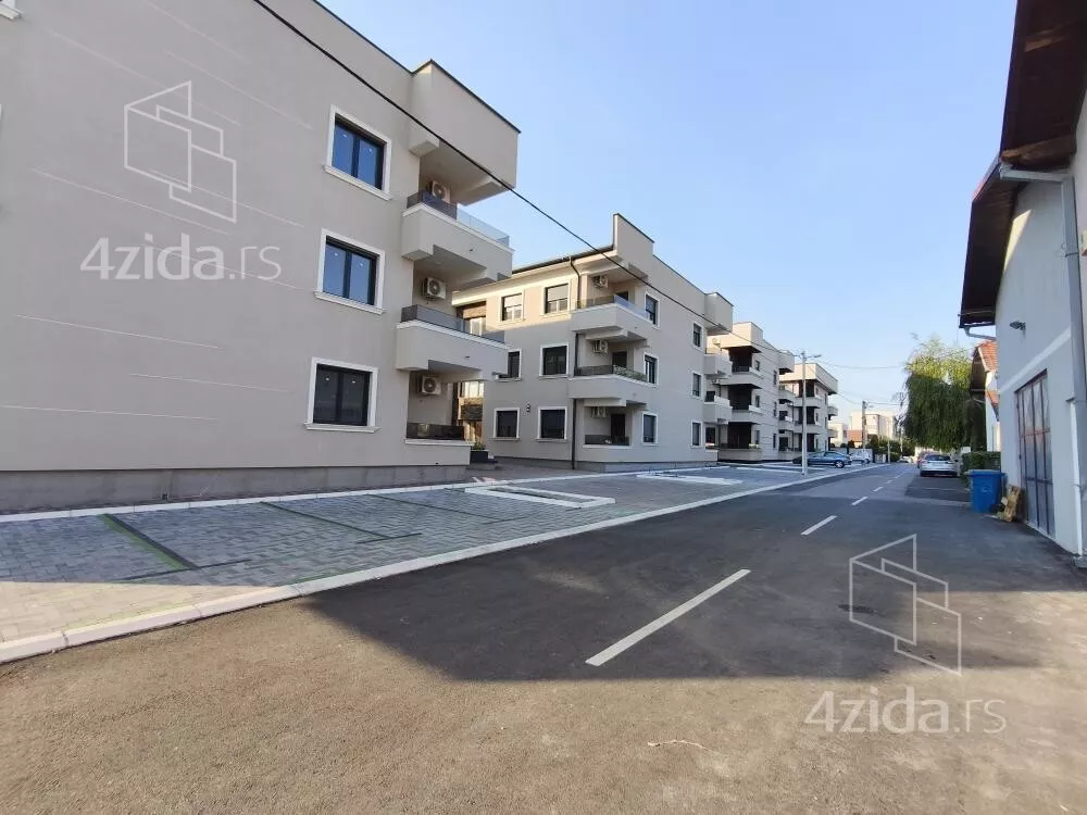 Poslovna zgrada | 4zida