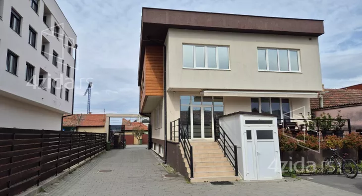 Poslovna zgrada | 4zida