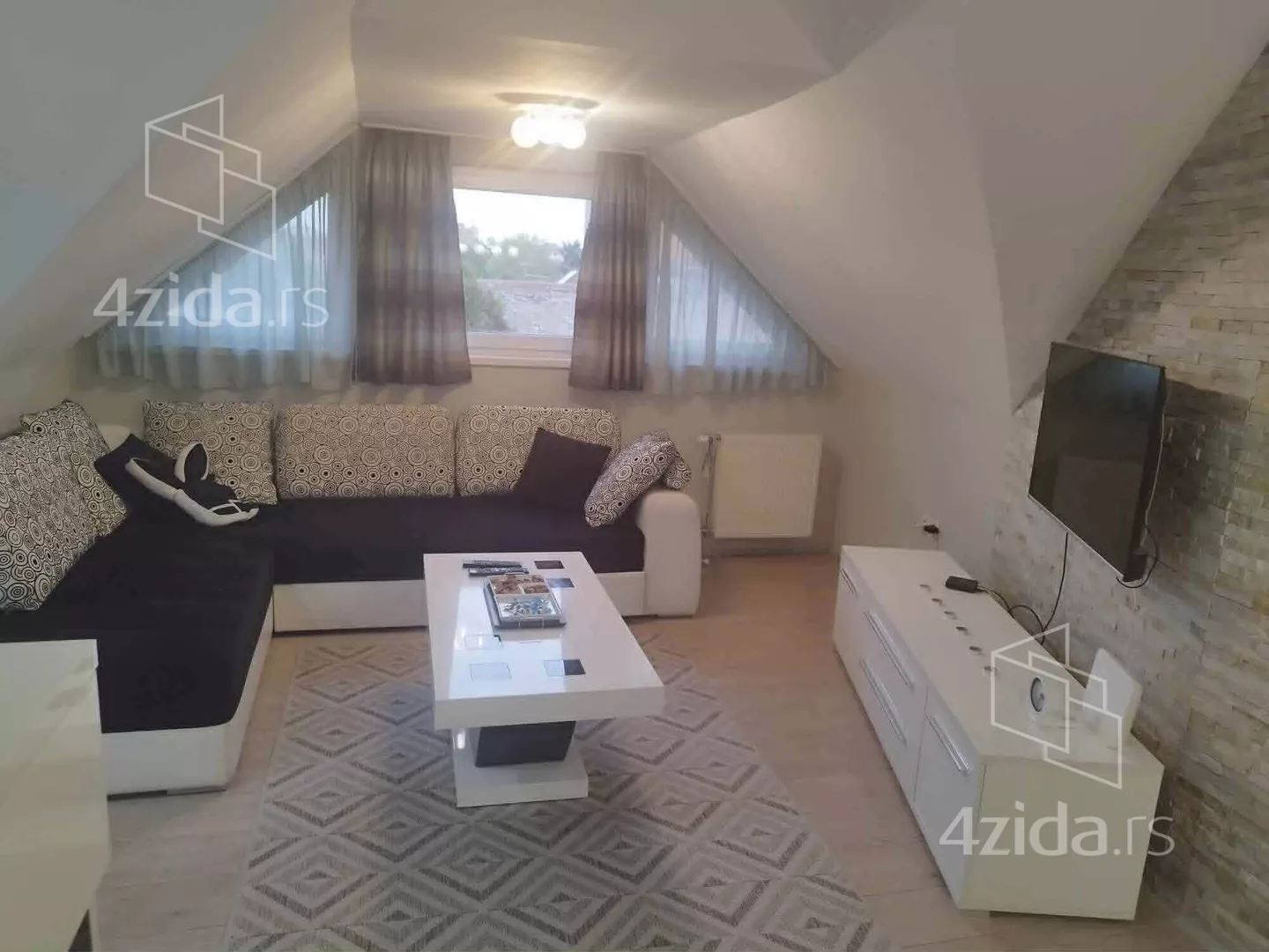 Četvoroiposoban stan | 4zida