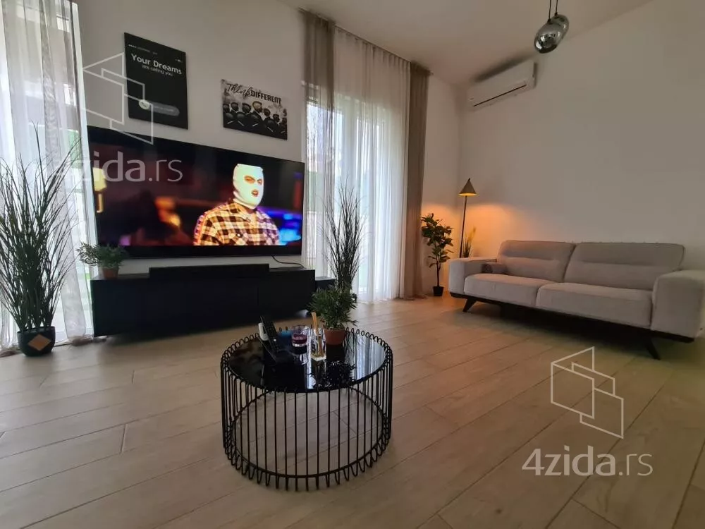 Šestosoban stan | 4zida