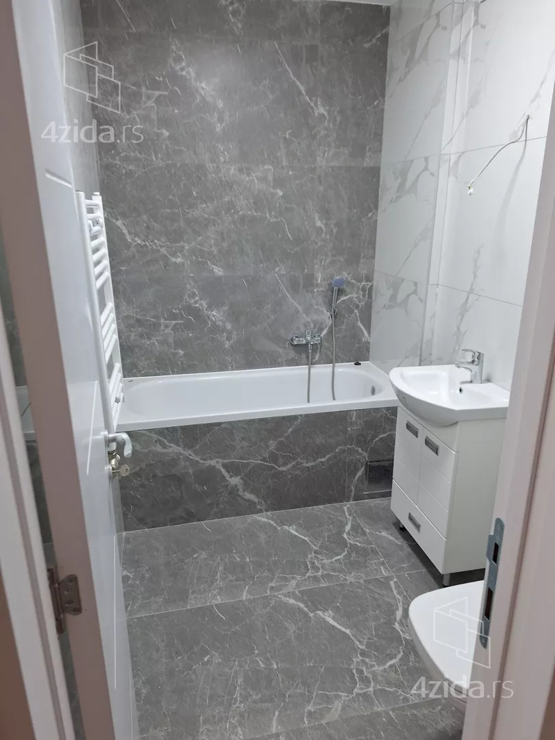 Šestosoban stan | 4zida