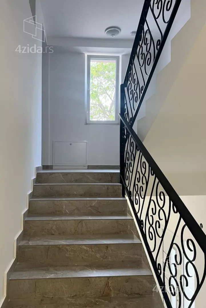 Poslovna zgrada | 4zida