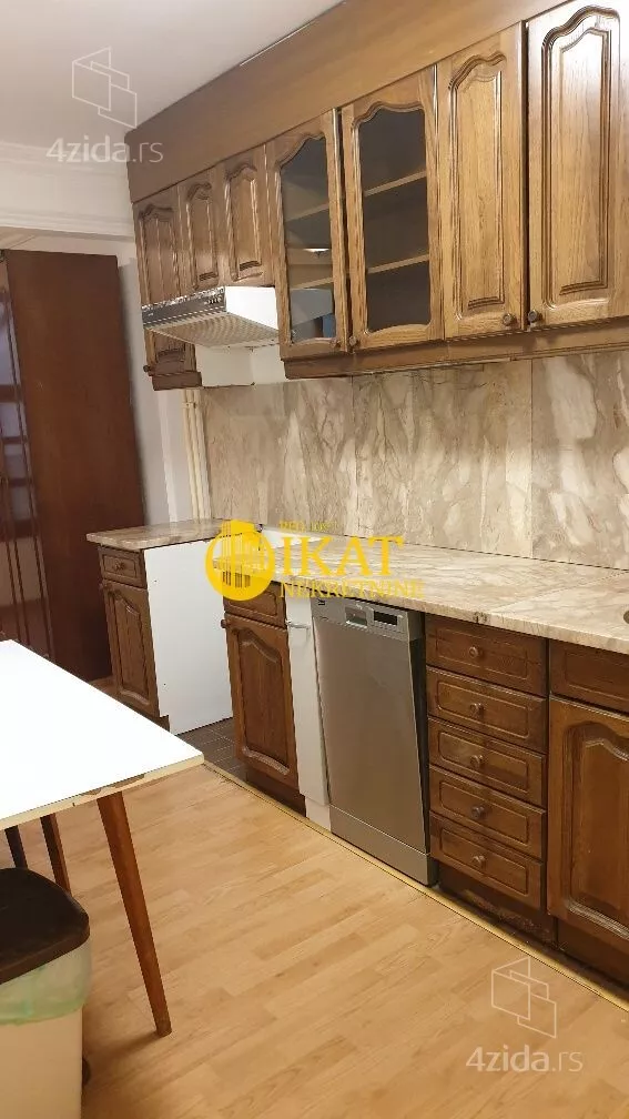 Četvoroiposoban stan | 4zida