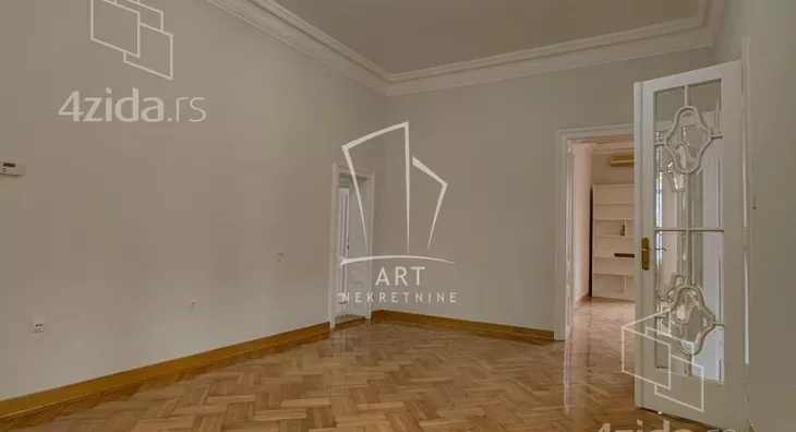 Šestoiposoban stan | 4zida