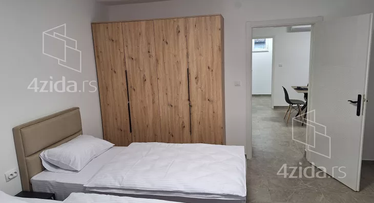 Poslovna zgrada | 4zida