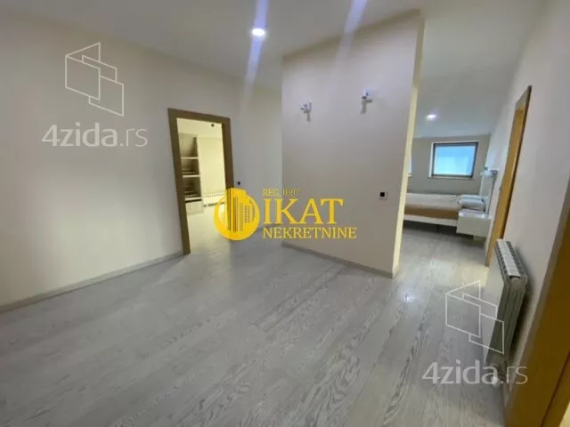 Sedmosoban stan | 4zida