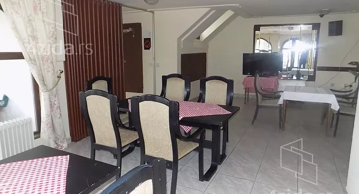 Poslovna zgrada | 4zida