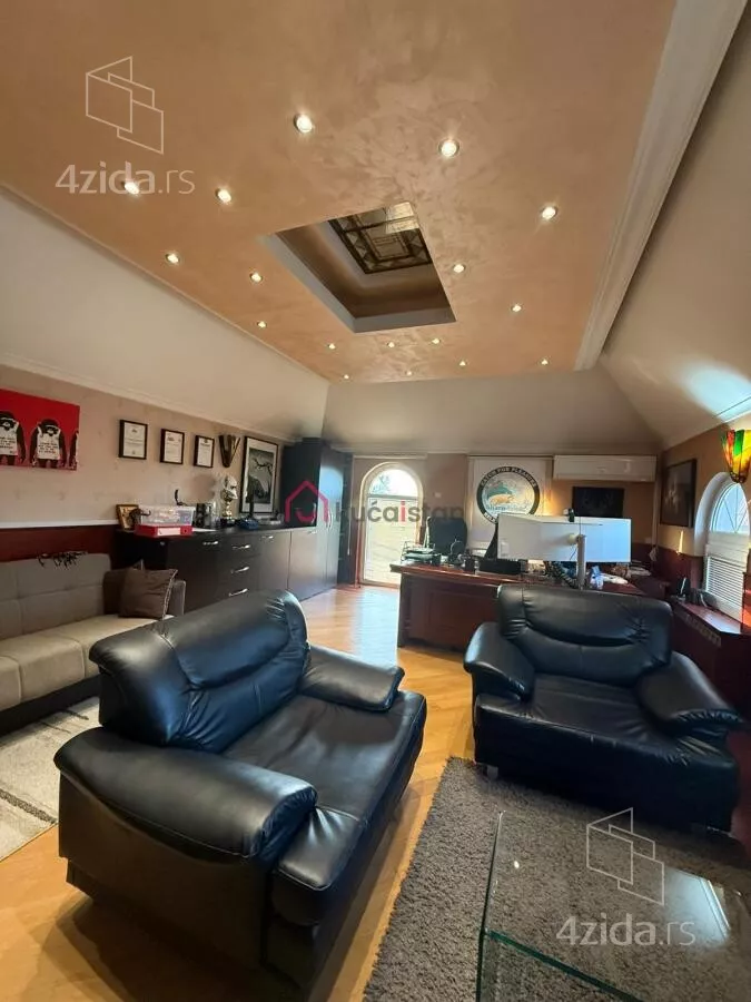 Poslovna zgrada | 4zida