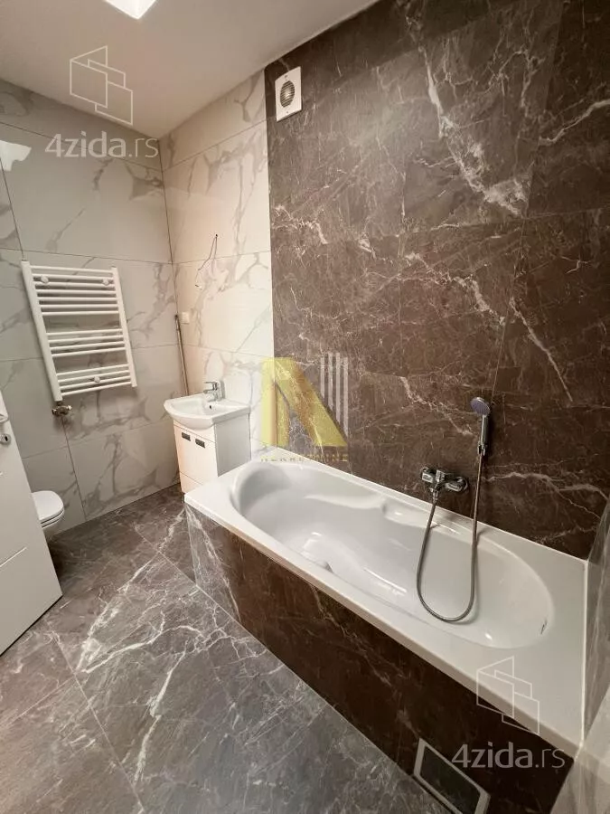 Šestosoban stan | 4zida