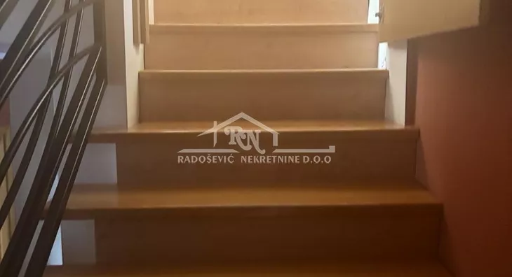 Šestosoban stan | 4zida