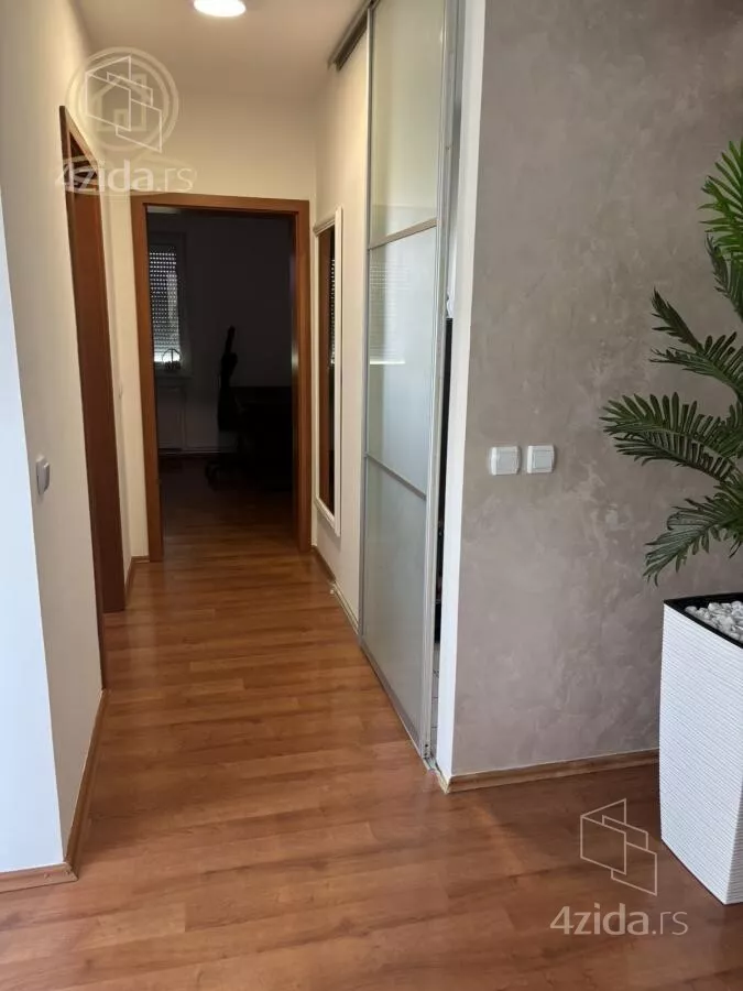 Šestosoban stan | 4zida