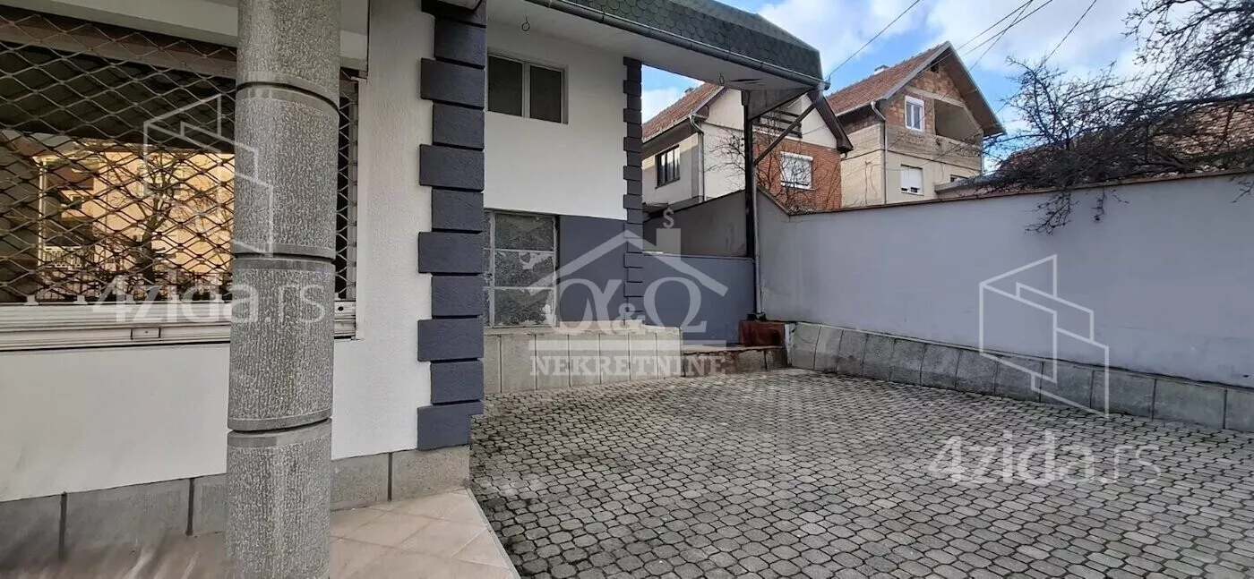 Poslovna zgrada | 4zida