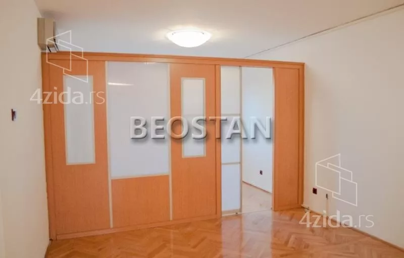 Šestoiposoban stan | 4zida