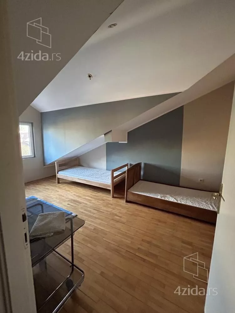 Četvoroiposoban stan | 4zida