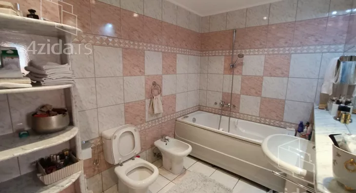 Četvoroiposoban stan | 4zida