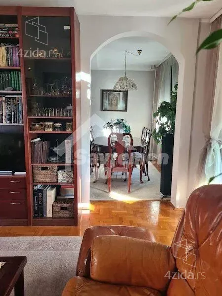 Šestoiposoban stan | 4zida