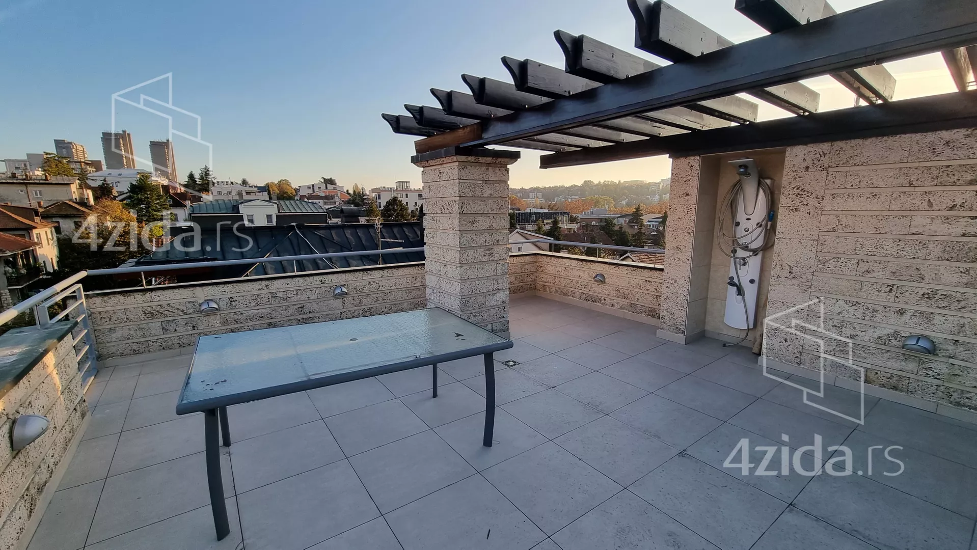 Šestoiposoban stan | 4zida