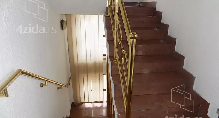 Poslovna zgrada | 4zida