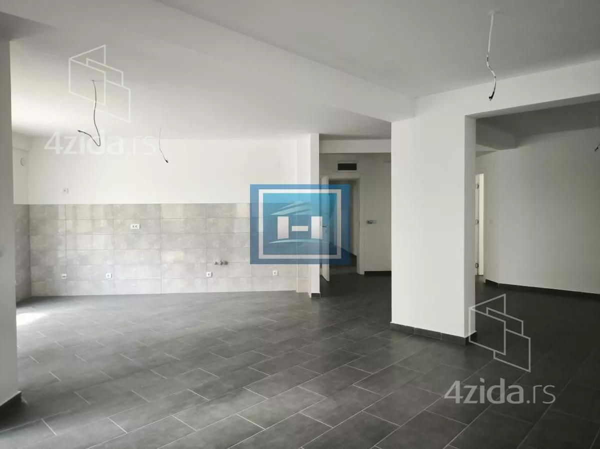 Šestosoban stan | 4zida