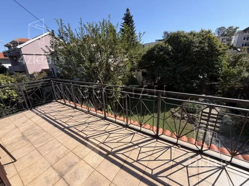 Šestoiposoban stan | 4zida