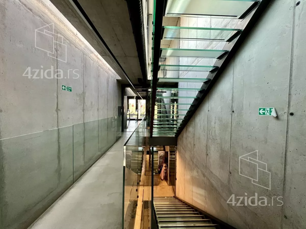 Poslovna zgrada | 4zida