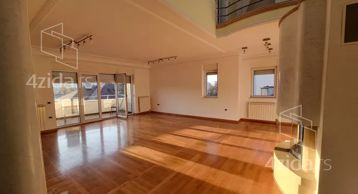 Šestoiposoban stan | 4zida