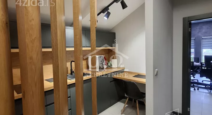 Poslovna zgrada | 4zida