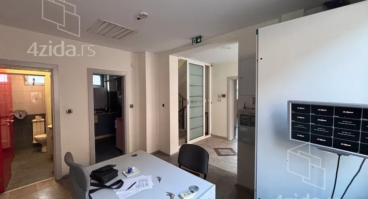 Poslovna zgrada | 4zida