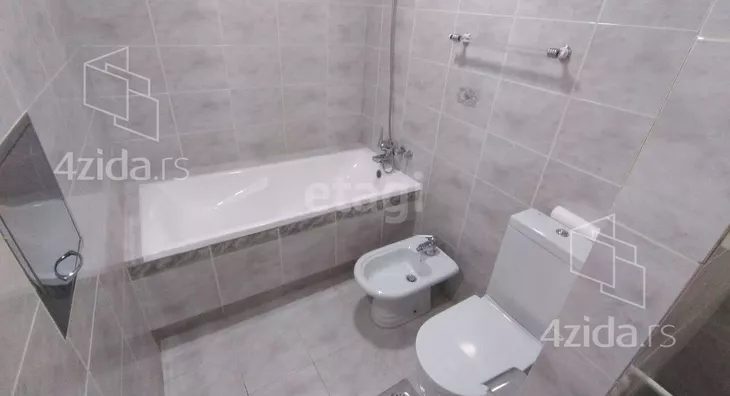 Šestosoban stan | 4zida