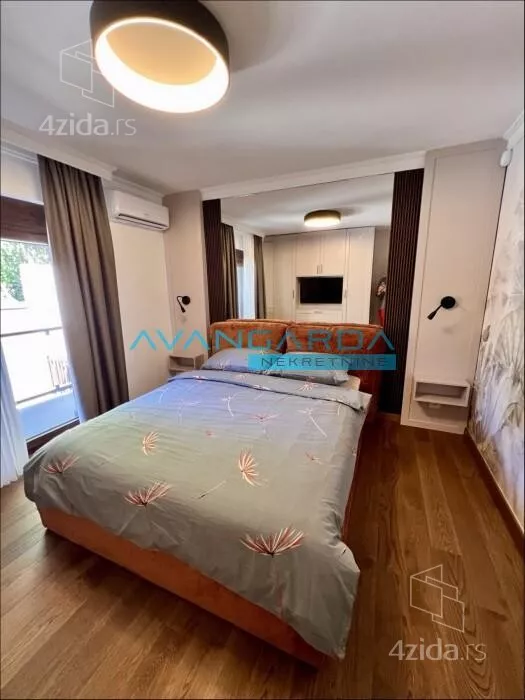 Šestosoban stan | 4zida