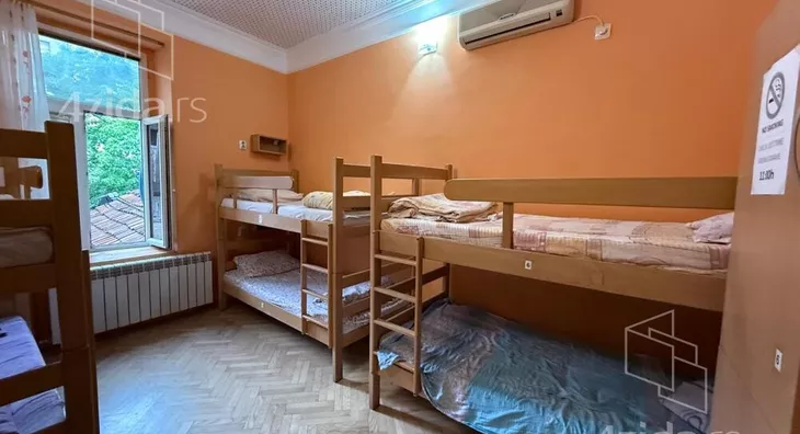 Šestoiposoban stan | 4zida