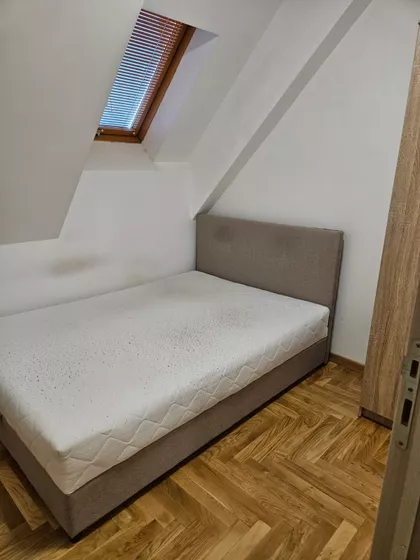 Crvene Zastave | 4zida.rs