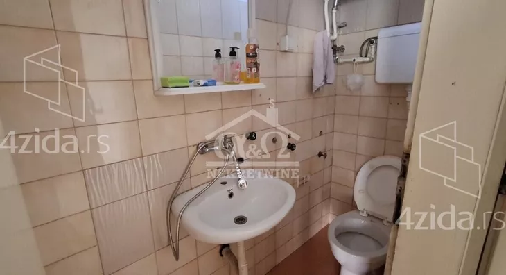 Poslovna zgrada | 4zida