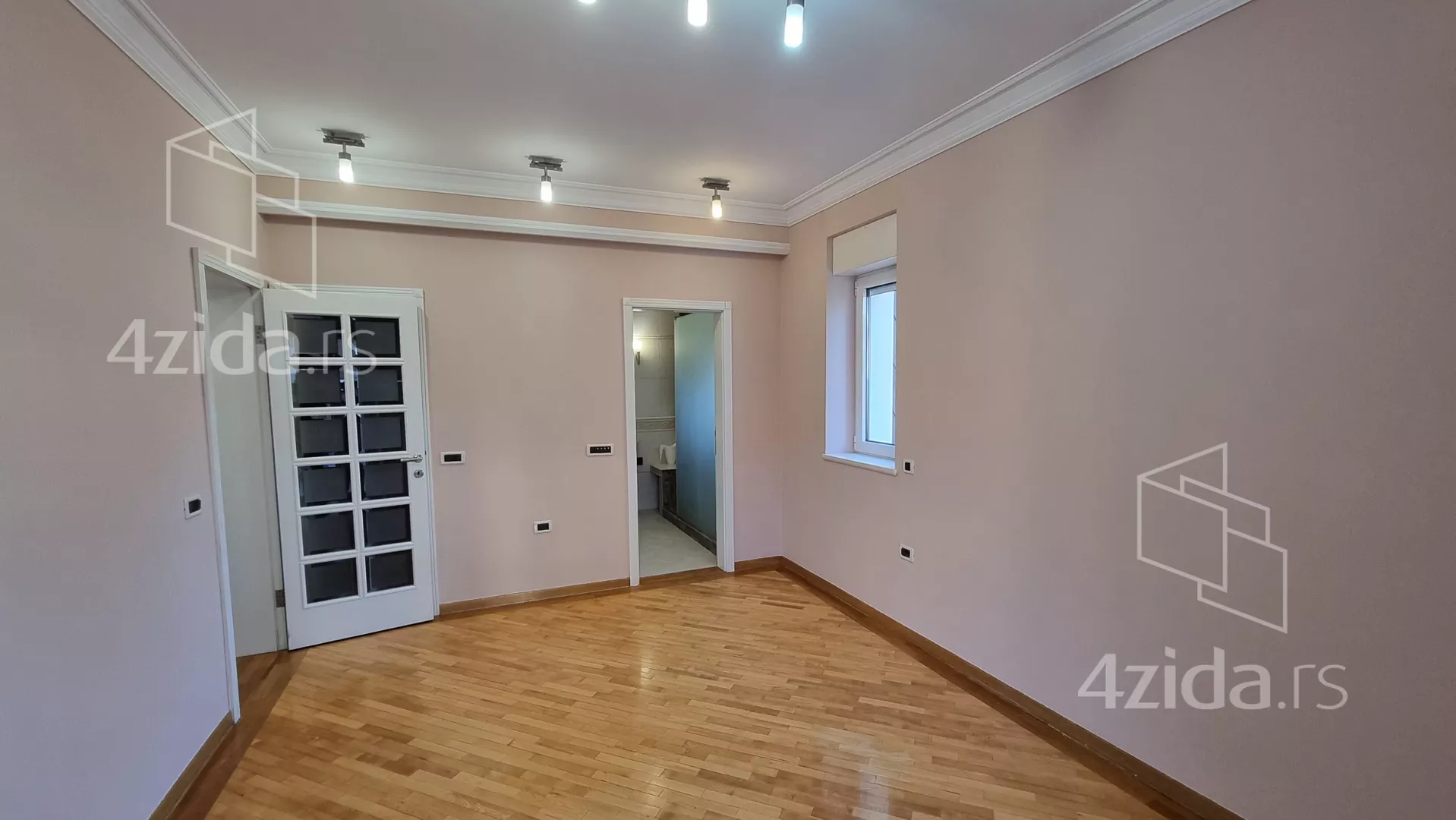 Šestoiposoban stan | 4zida