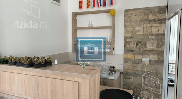 Poslovna zgrada | 4zida