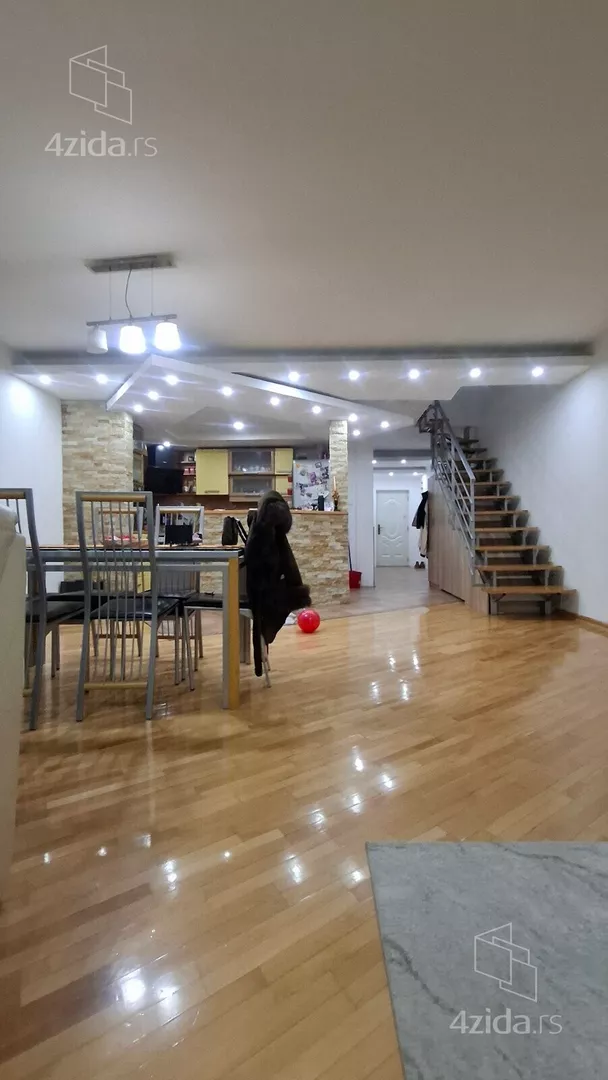 Troiposoban stan | 4zida