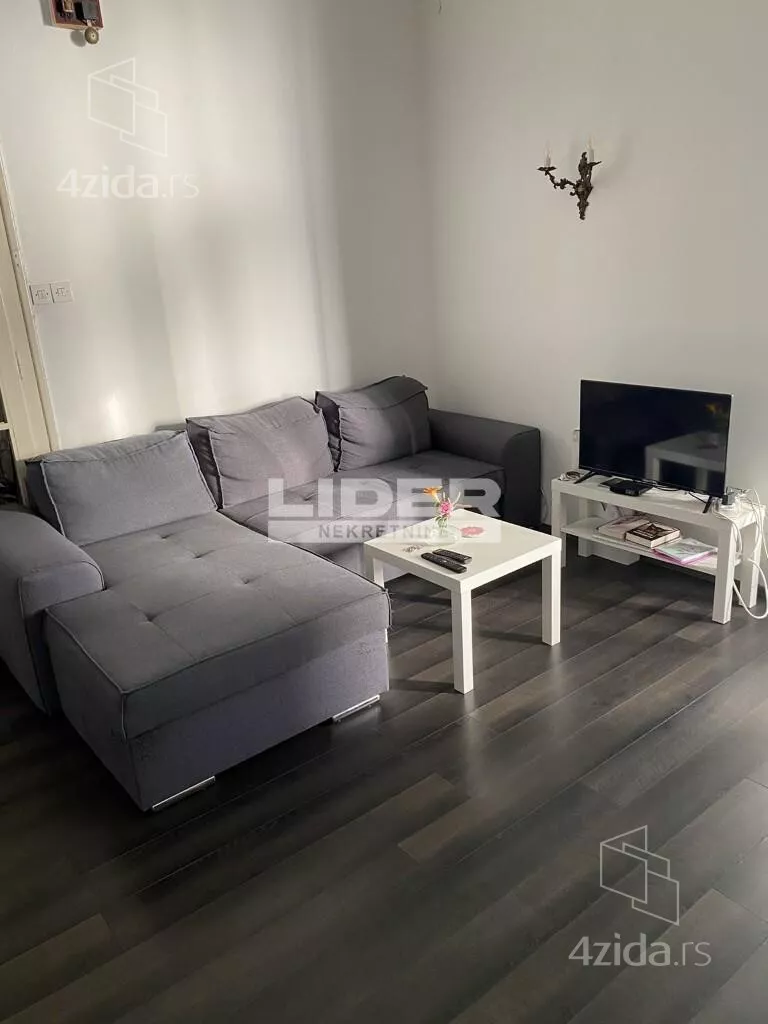 Šestoiposoban stan | 4zida