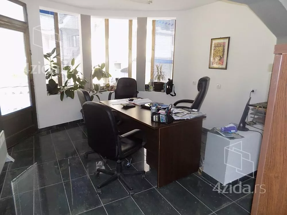 Poslovna zgrada | 4zida