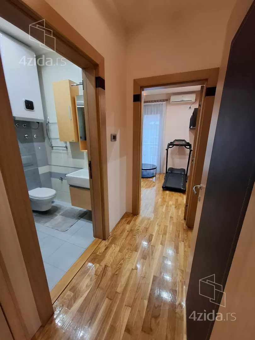 Šestosoban stan | 4zida