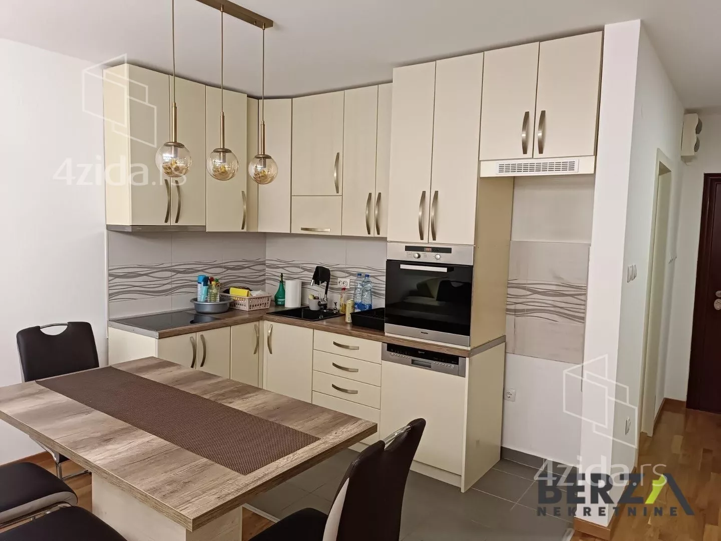 Troiposoban stan | 4zida