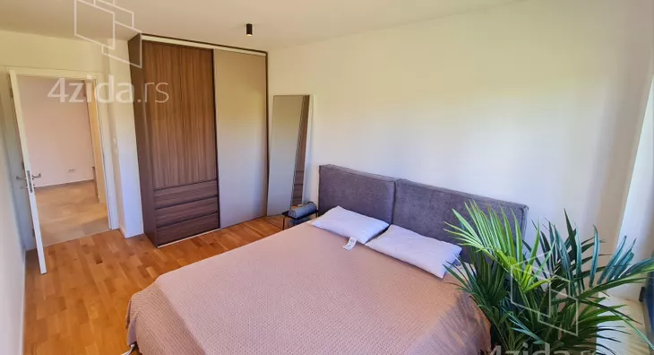 Šestosoban stan | 4zida