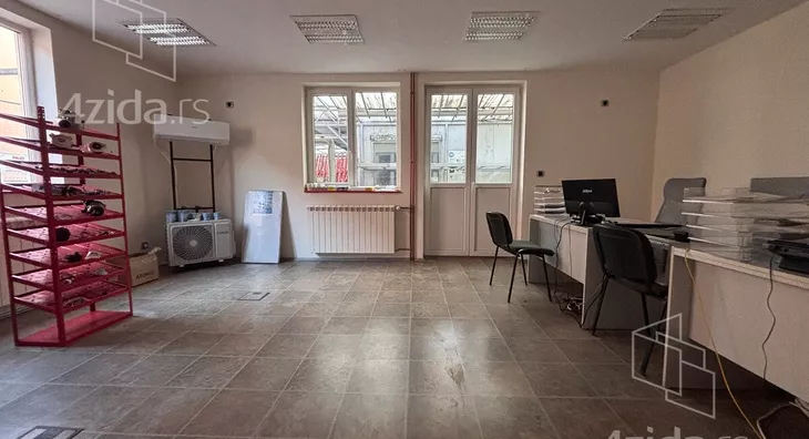 Poslovna zgrada | 4zida