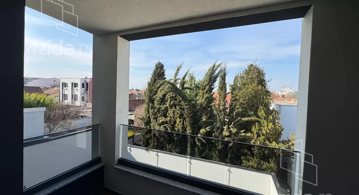 Šestosoban stan | 4zida