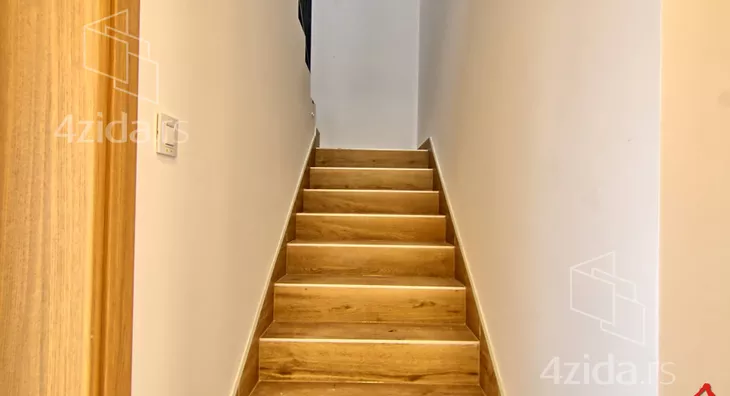 Šestosoban stan | 4zida